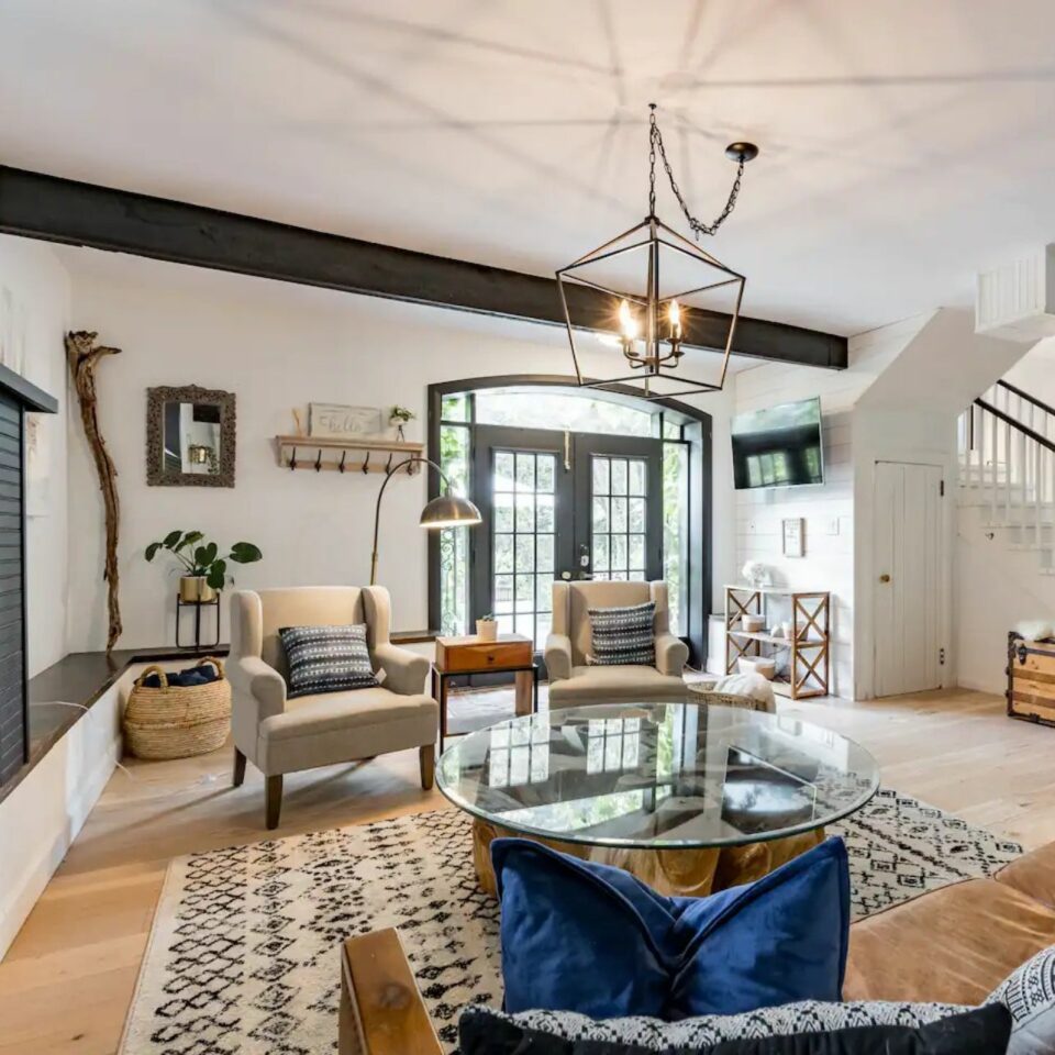 Hideaway: Upscale Victorian Coach House