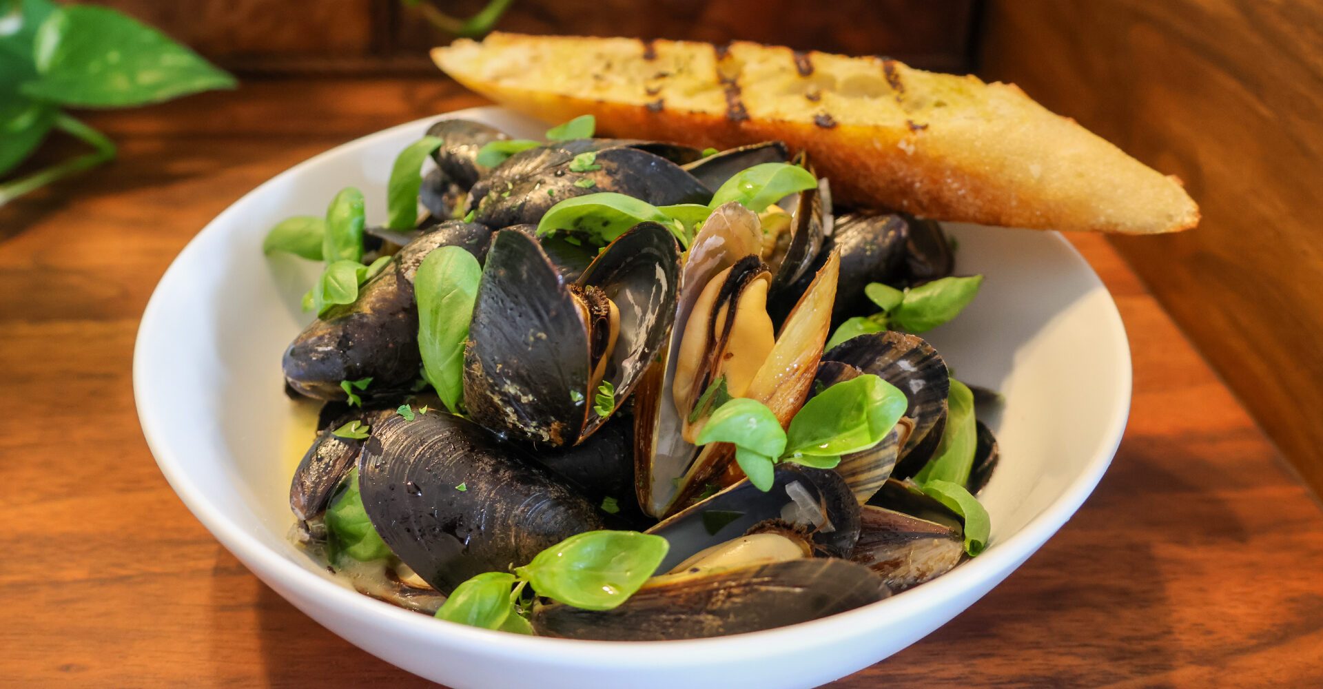 Steamed Mussels with White Wine & Garlic