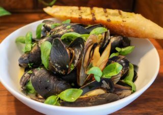 Steamed Mussels with White Wine & Garlic
